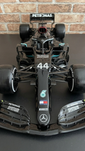 Mercedes W10 2 Metros