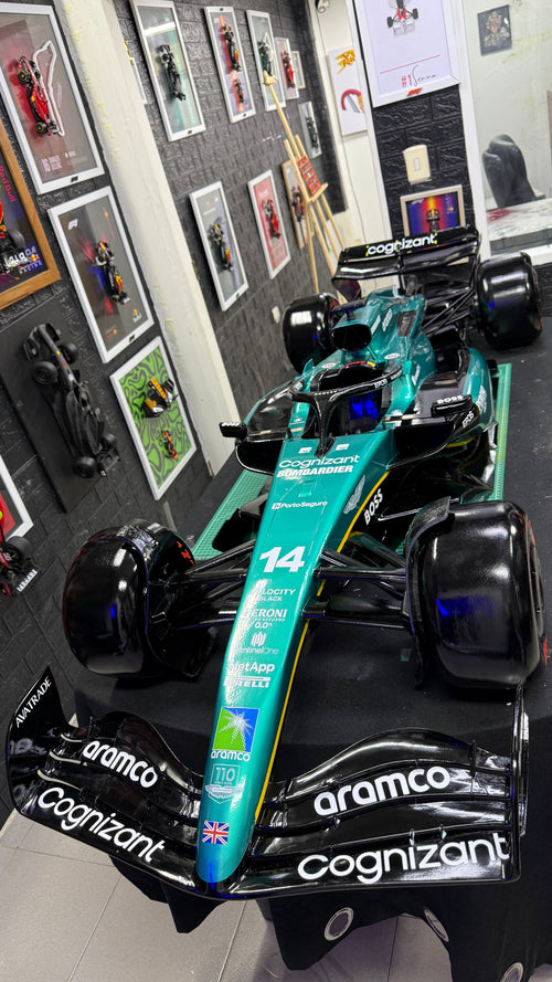 Aston Martin de Alonso 2Mts