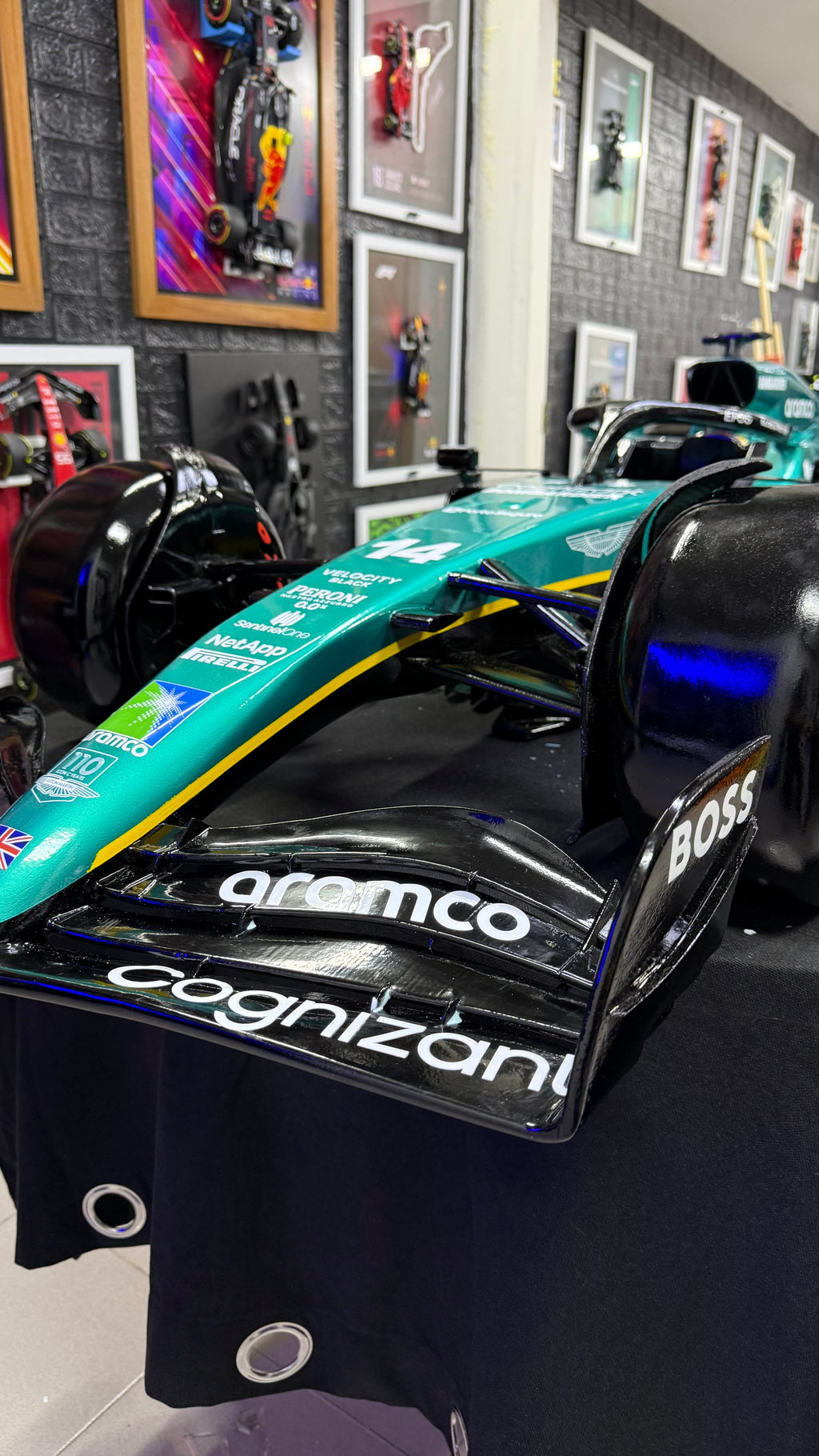 Aston Martin de Alonso 2Mts