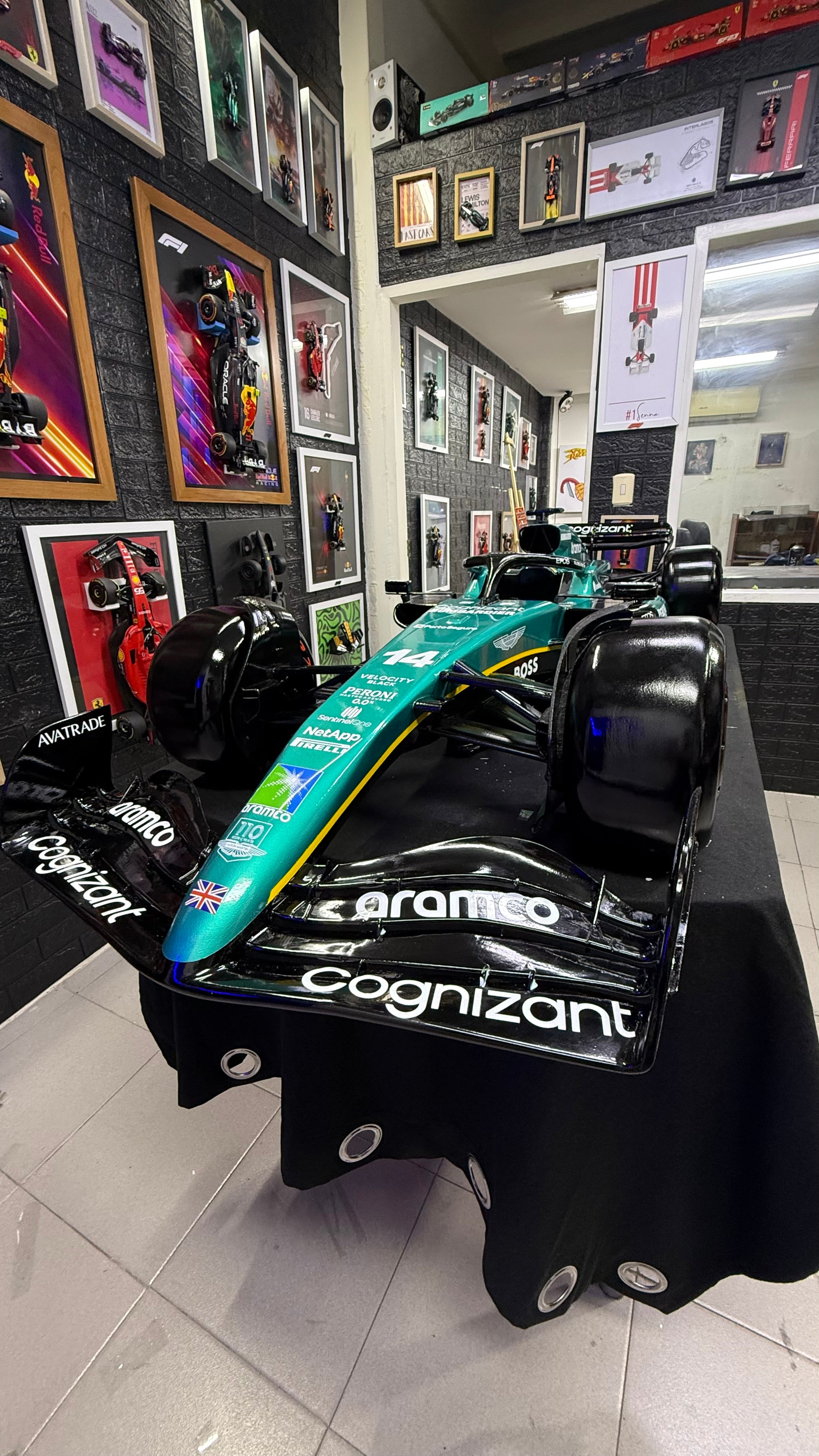 Aston Martin de Alonso 2Mts