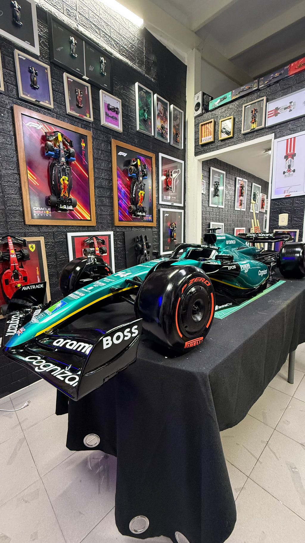 Aston Martin de Alonso 2Mts