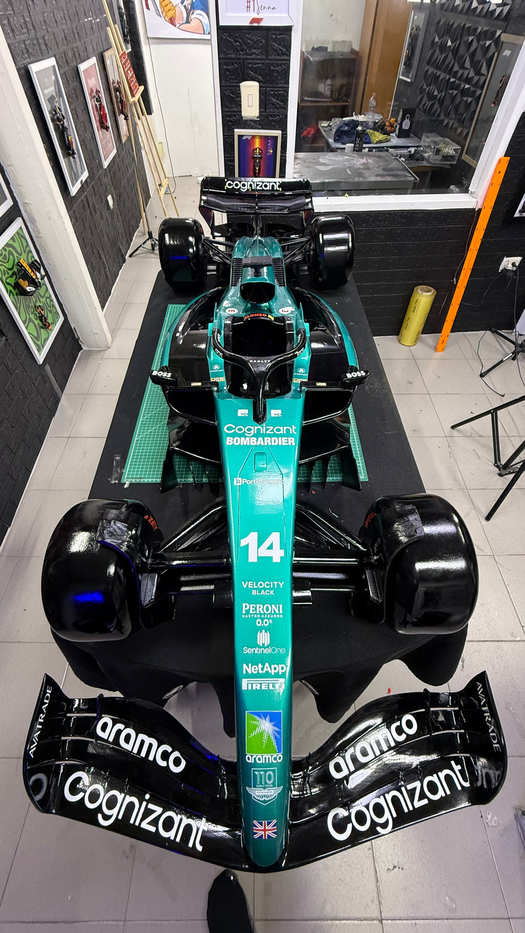 Aston Martin de Alonso 2Mts