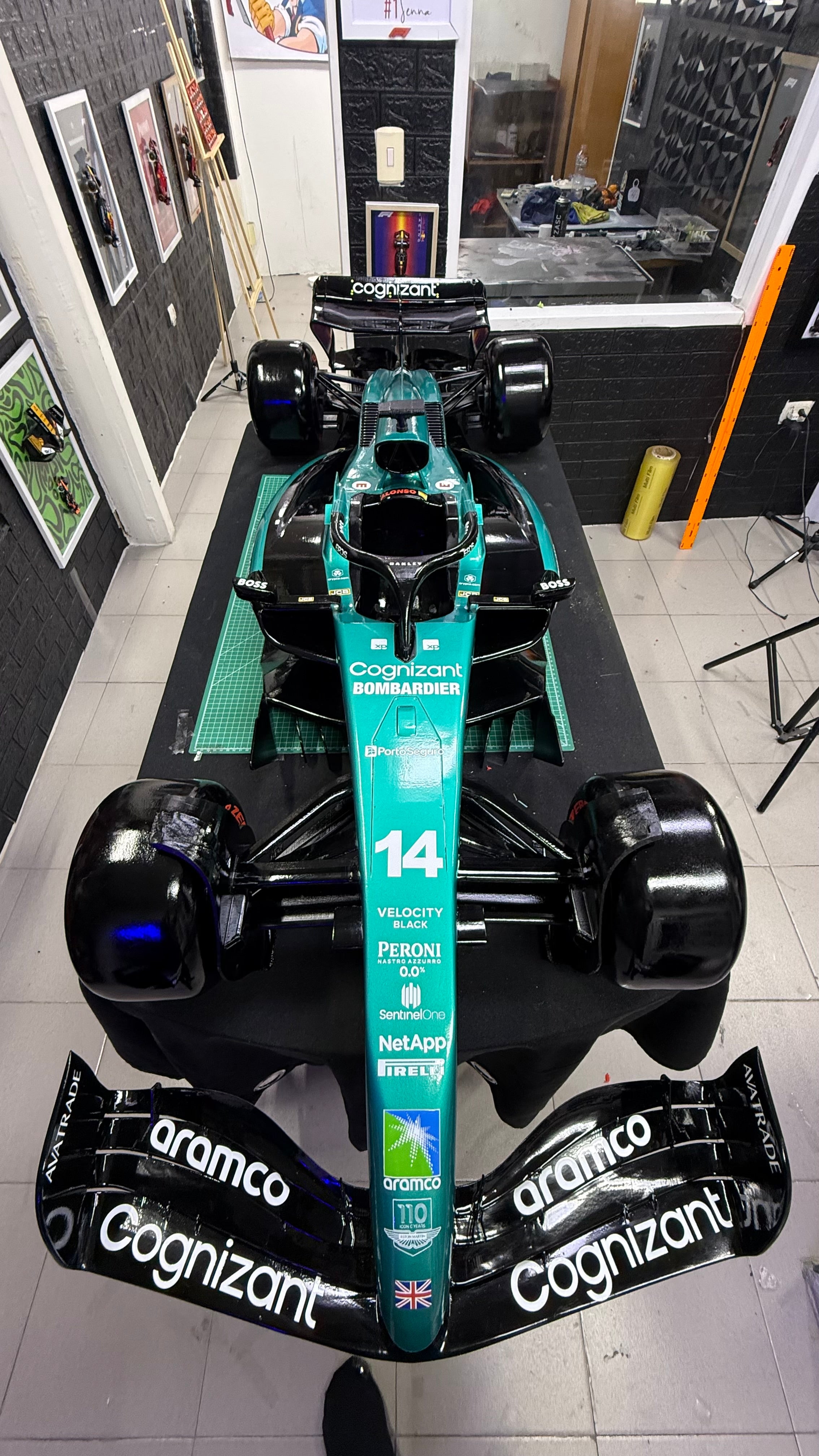 Aston Martin de Alonso 2Mts